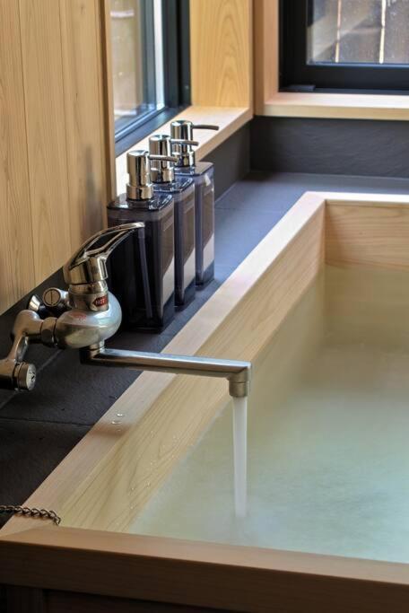 Hinoki No Ie - Cottage With Natural Hot Spring In A Cypress Bathtub Шіка Екстер'єр фото